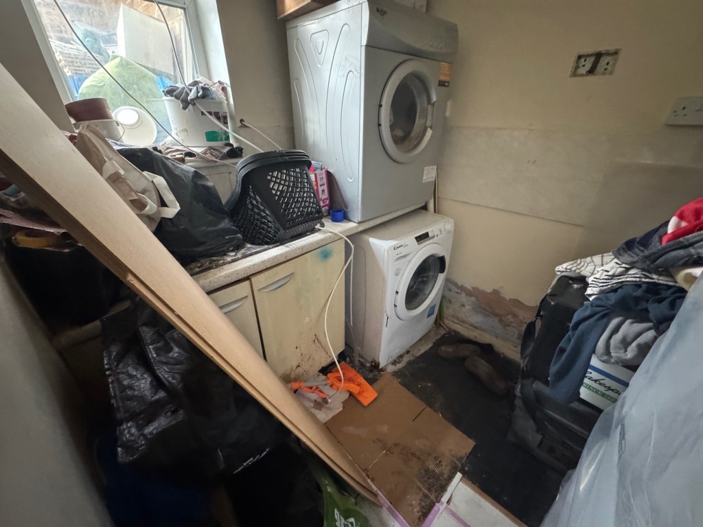 Lot: 131 - FREEHOLD INVESTMENT OF TWO FLATS - Ground floor flat - utility